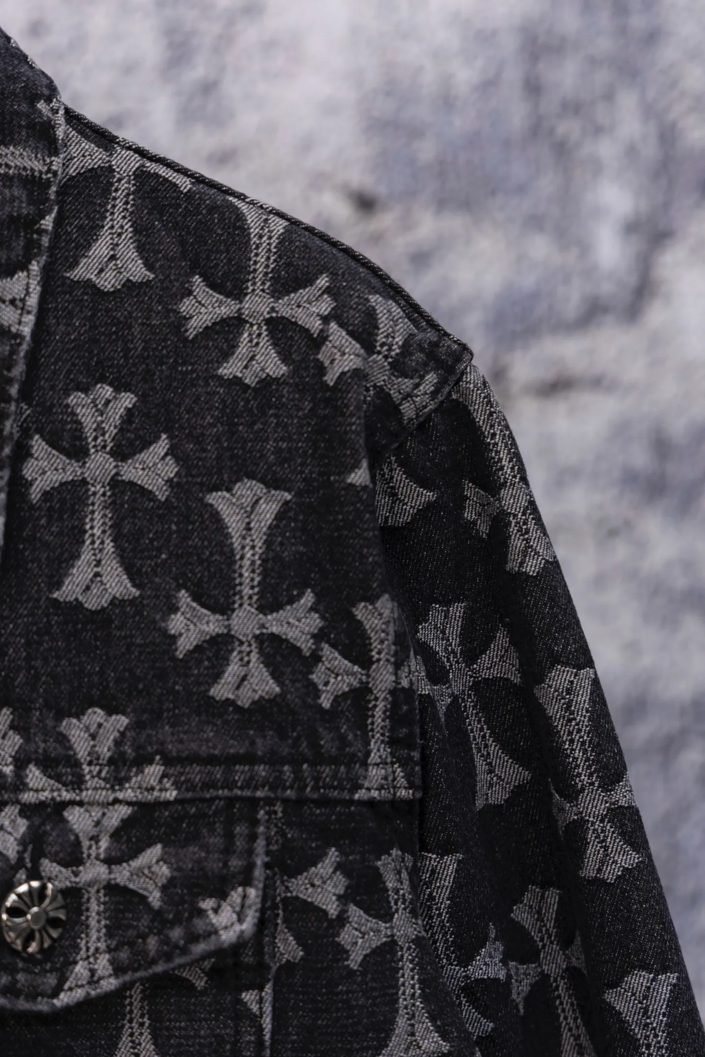 P240 Chrome Hearts CH Chrome Hearts double-sided all-over LOGO jacquard dark pattern heavy-duty denim jacket jeans denim suit same style as the Internet celebrity star's cross-printed denim jacket jeans, the unique cross design element plus all-over printing, full of design sense. It is made of 100% denim cotton fabric with heavy coarse yarn count, which ensures a stiff and tough silhouette while being soft, comfortable and breathable. The lapel is designed with silver buttons and is full of texture. The classic white cross logo is all over the dress, making it a perfect versatile style for spring and summer! Customized jacquard fabric, you can wear it in various styles. This gender-neutral shirt is a must-have for nightclubs. It can be worn as a jacket for both men and women. It can be easily worn by both men and women! The original loose version is made of high-quality pure cotton fabrics. The fabric pattern is high-definition and delicate without burrs. It is comfortable and breathable to wear. All the buttons are molded and customized. It is casual and fashionable and can be matched with any bottoms. It can be windproof and sunproof in spring and summer. It can be worn outside in autumn and winter! Easily concave shape makes you look slimmer and taller, perfect for both men and women! Color: Black Blue Size: Jacket S-XL Pants 28-36